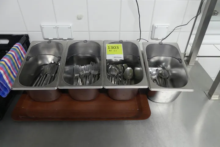 4x GN-Behälter mit Inhalt (Besteck)